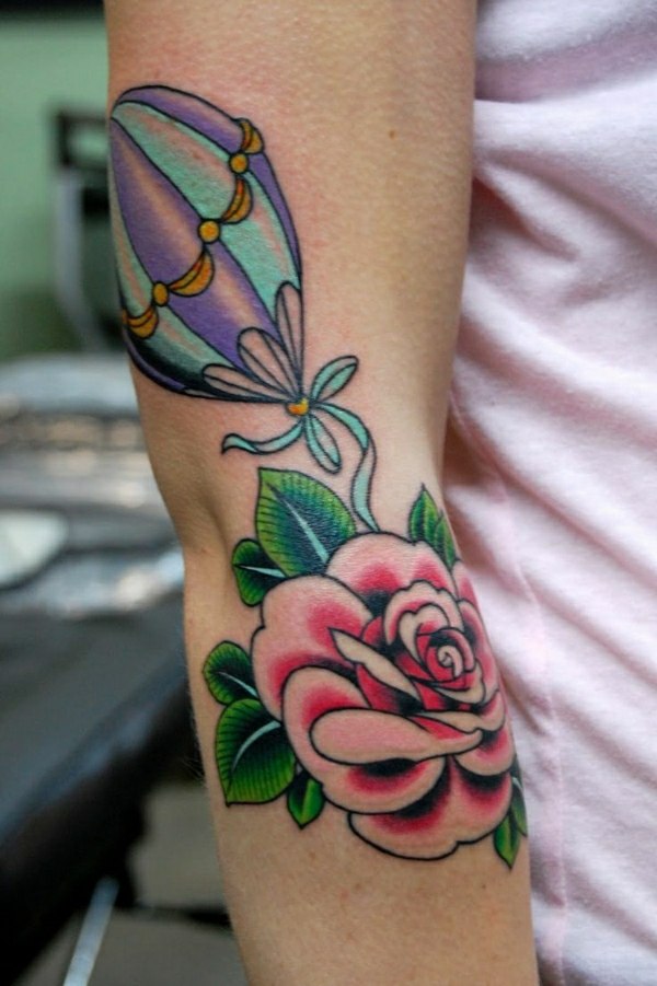 Tattoo-Ideen-Arm-Rose-Ballone-Frauen