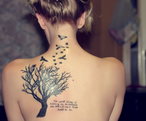 Tattoo-Ideen-Baum-Schrift-Vögel-Motive