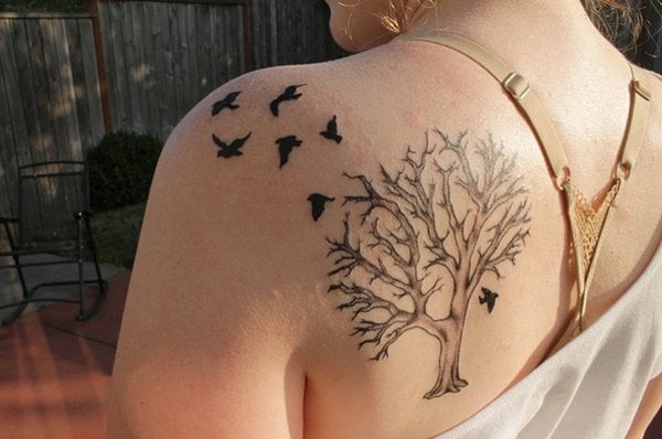Tattoo-Ideen-Baum-Vögel-Schulter-Motive