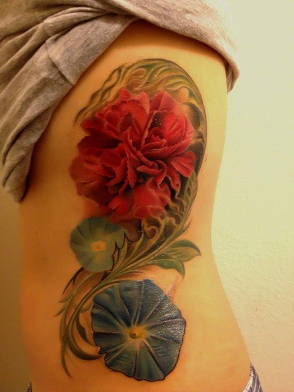 Tattoo-Ideen-Blumen-Bauch-Seite-Motive-Frau