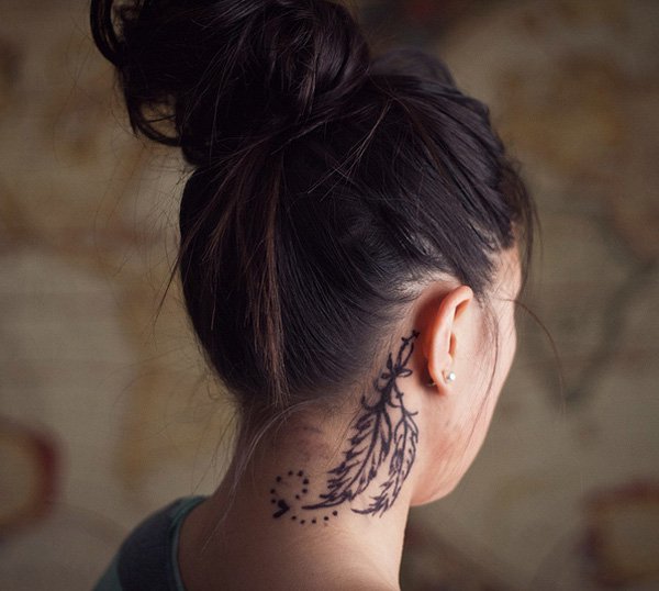 Tattoo-Ideen-Feder-Hals-Frauen-Motive