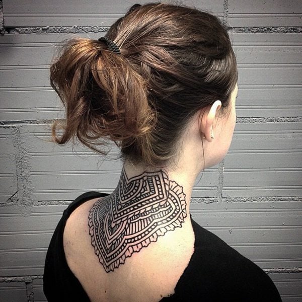 Tattoo-Ideen-Hals-Rücken-Maori-Frau