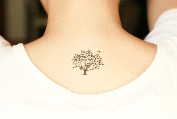 Tattoo-Ideen-Hals-hinten-Baum-klein