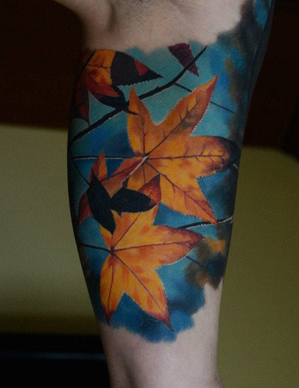 Tattoo-Ideen-Herbstblätter-Ideen-blaue-Farbe