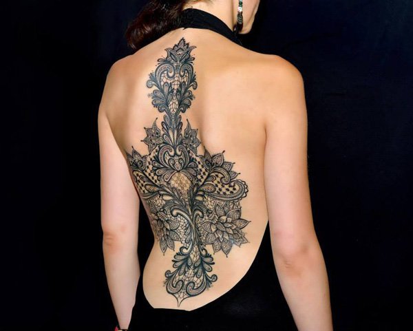 Tattoo-Ideen-Kreuz-Baum-Rücken