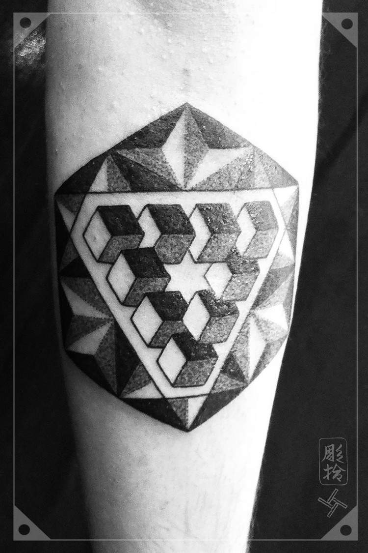 Tattoo-Ideen-Maenner-unterarm-sechseck-kuben-sterne