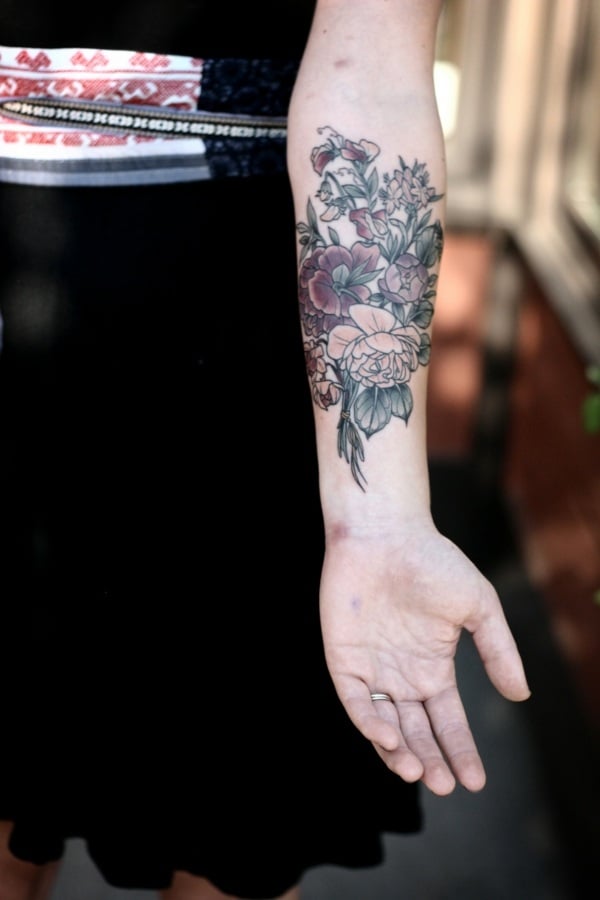 Tattoo-Ideen-Motiv-Blume-Unterarm-Frau