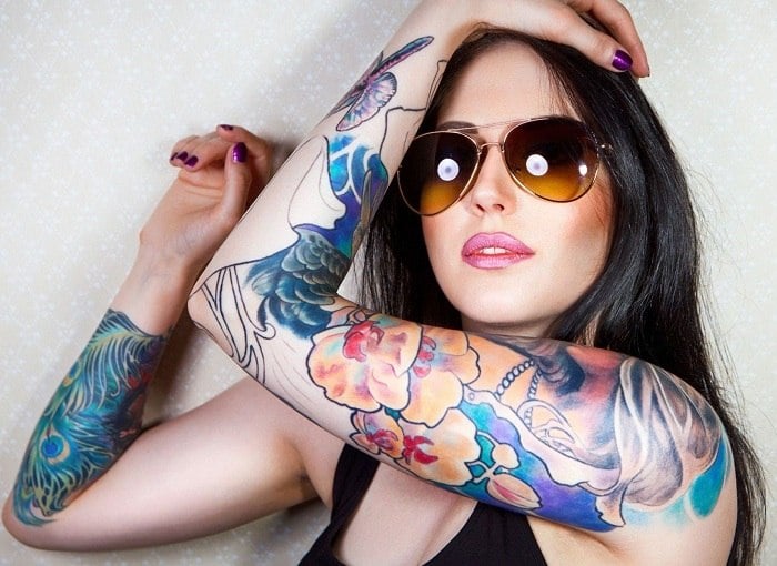 Tattoo-Ideen-Motive-Oberarm-Tattoo-Blumen-bunt