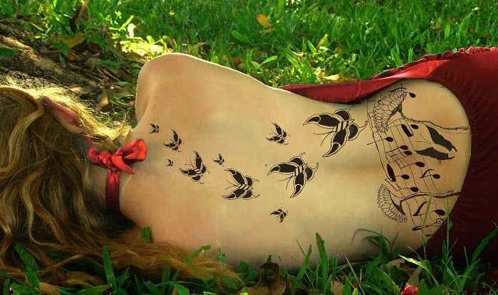 Tattoo-Ideen-Motive-Rücken-Schmetterlinge-Noten