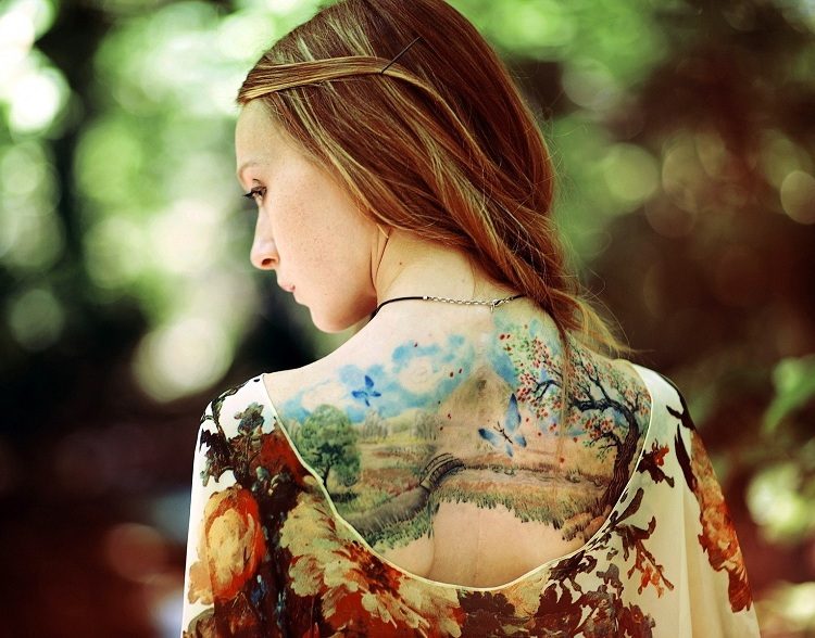 Tattoo-Ideen-Motive-Rücken-Wald-Ideen-Blumen