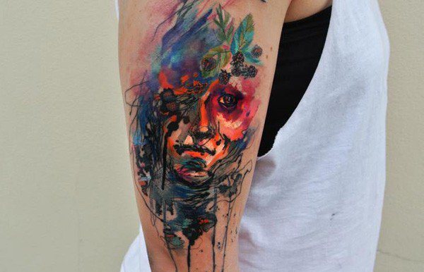 Tattoo-Ideen-Oberarm-Watercolor-Frau-Motive