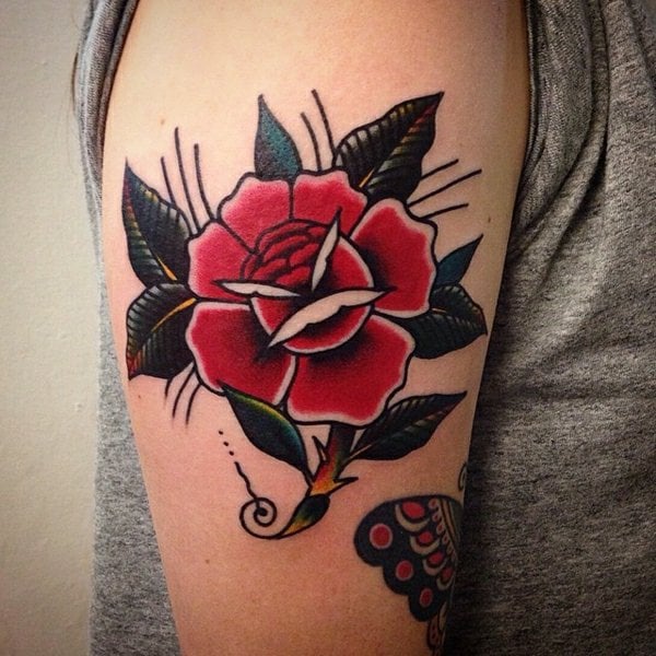 Tattoo-Ideen-Rose-Oberarm-Frau-Motive