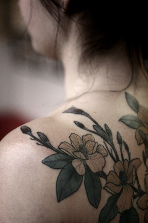 Tattoo-Ideen-Rosen-Motive-Schulter-Arm
