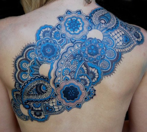 Tattoo-Ideen-Rücken-Motive-Blumen-modern