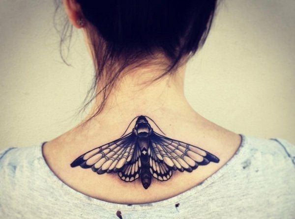 Tattoo-Ideen-Schmetterling-Frau-hinten-Hals
