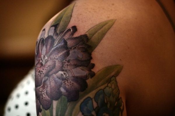 Tattoo-Ideen-Schulter-Motive-Frauen-Blumen