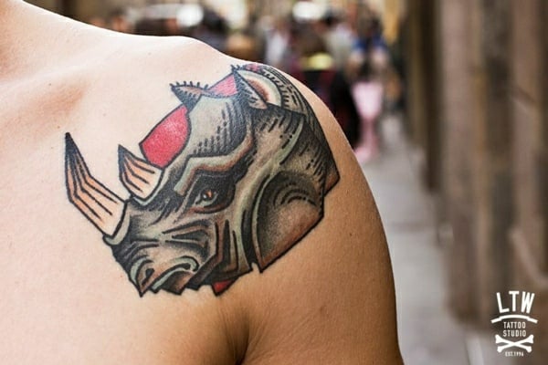 Tattoo-Ideen-Schulter-Nashorn-bunt-Frauen