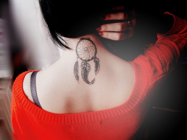 Tattoo-Ideen-Traumfänger-hinten-Hals-Schulterblatt