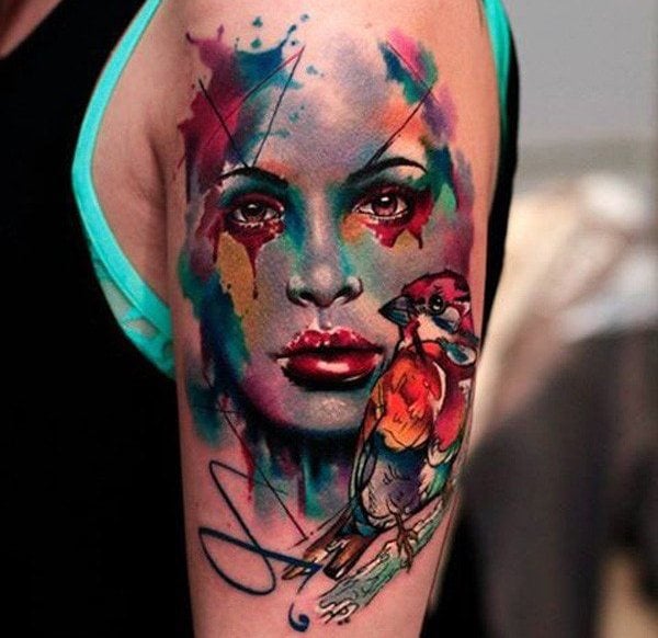 Tattoo-Ideen-Wasserfarbe-Gesicht-Frau-Oberarm