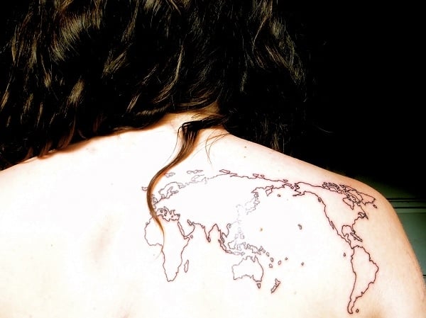 Tattoo-Ideen-Weltkarte-Frau-Schulter-Motiv
