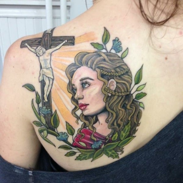 Tattoo-Ideen-religöse-Motive-Frau-vorne