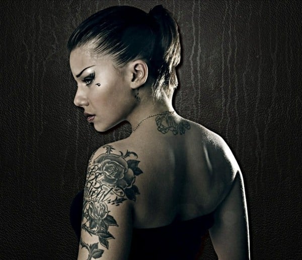 Tattoo-Ideen-schwarz-Rosen-Frauen-Motive