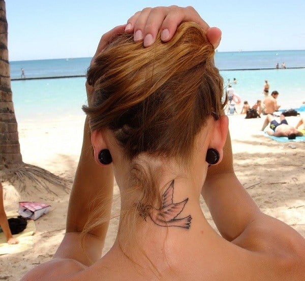 Tattoo-Motive-Vögel-hinten-Hals