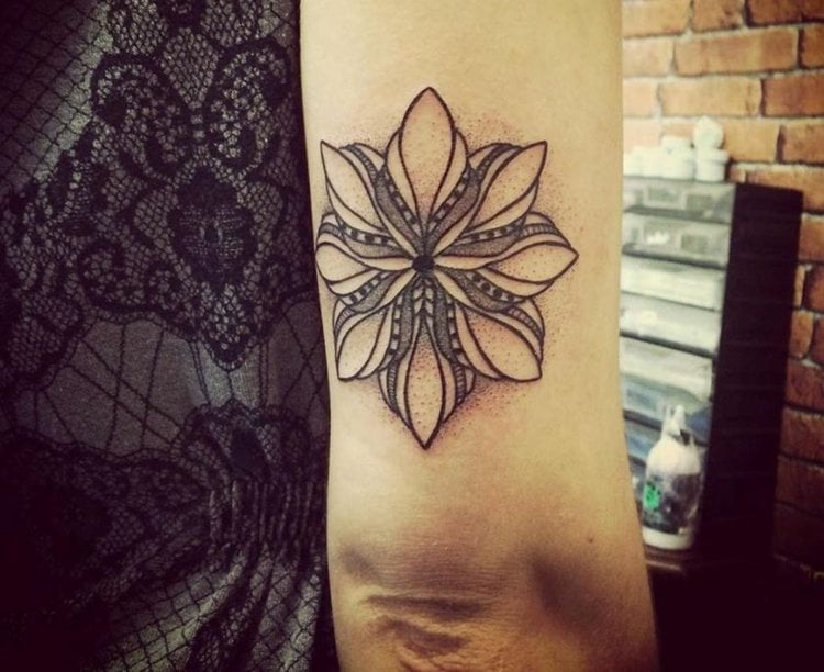 Tattoo-Oberarm-Blume-falten-Technik-Ideen