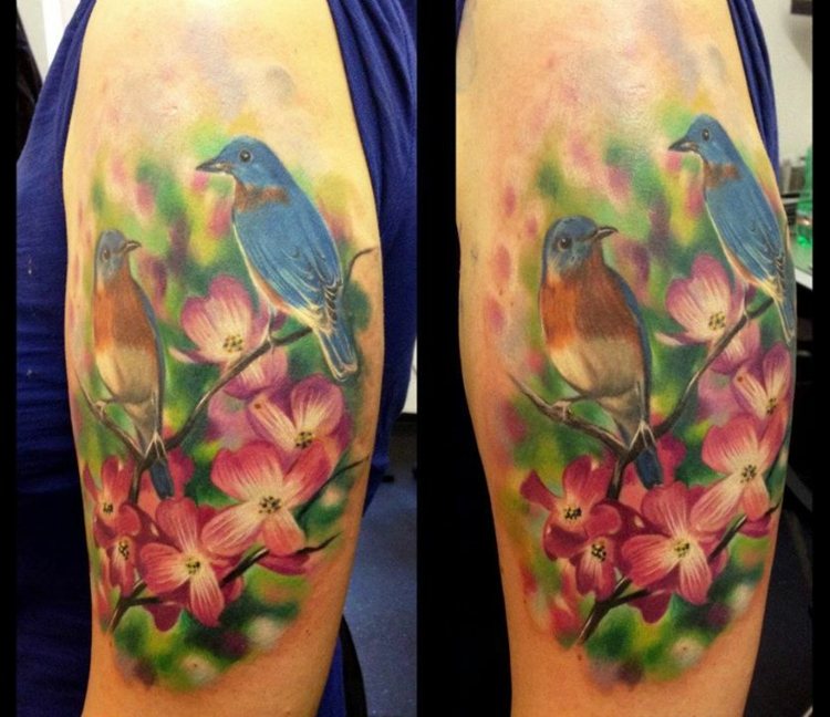 Tattoo-Oberarm-Ideen-Blumen-Vögel-Frauen