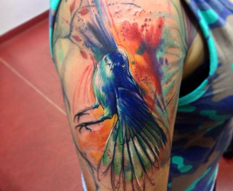 Tattoo-Oberarm-Ideen-Motive-Vögel-Frauen-Wasserfarben
