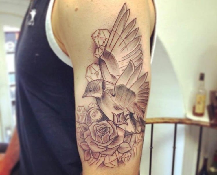 Tattoo-Oberarm-Ideen-Männer-Vögel-Blumen