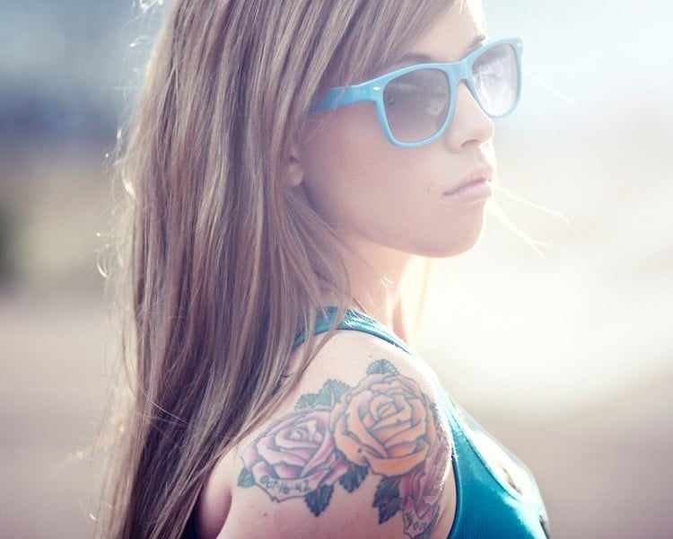 Tattoo-Oberarm-Ideen-Rosen-Motive-Frauen
