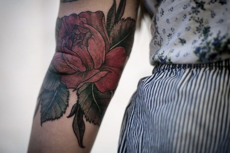 Tattoo-Oberarm-Motive-Ideen-Rose-rot