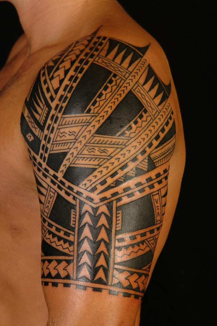 Tattoo-Oberarm-Motive-Maori-Männer-Schulter