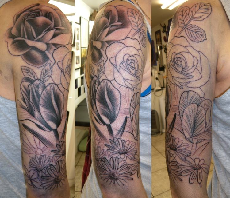 Tattoo-Oberarm-Motive-Rose-Orchidee-schwarz