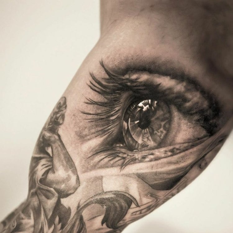 Tattoo-Oberarm-Männer-Auge-Gesicht-Frau