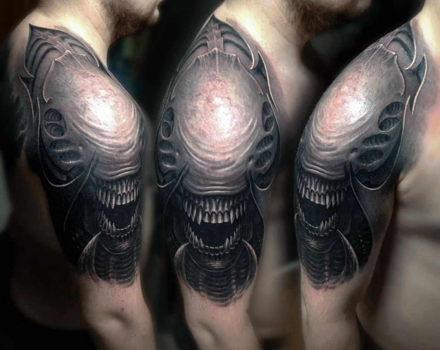 Tattoo-Oberarm-Männer-Ideen-Alien-Motiv