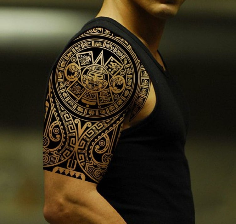 Tattoo-Oberarm-Männer-Maori-Motive-Ideen-Bilder-Beispiele
