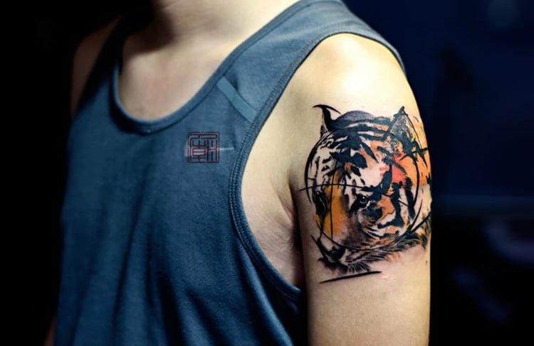 Tattoo-Oberarm-Tiger-Motiv-Männer-Ideen