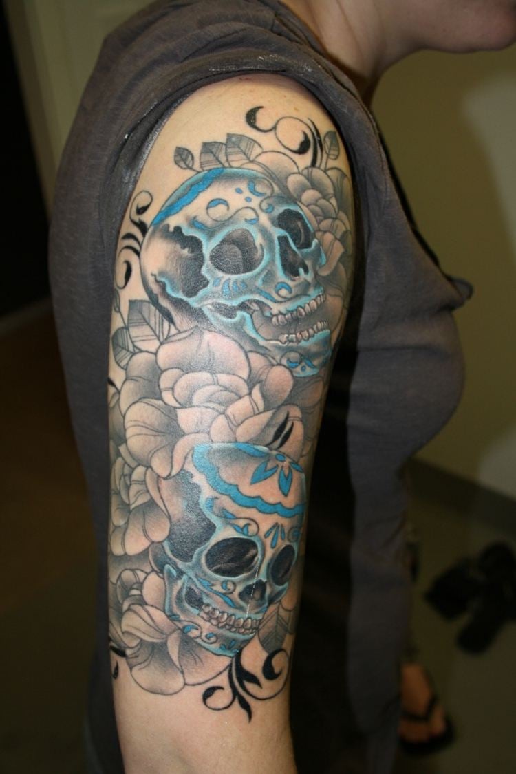 Tattoo-Oberarm-Totenkopf-Ideen-blau-Bilder