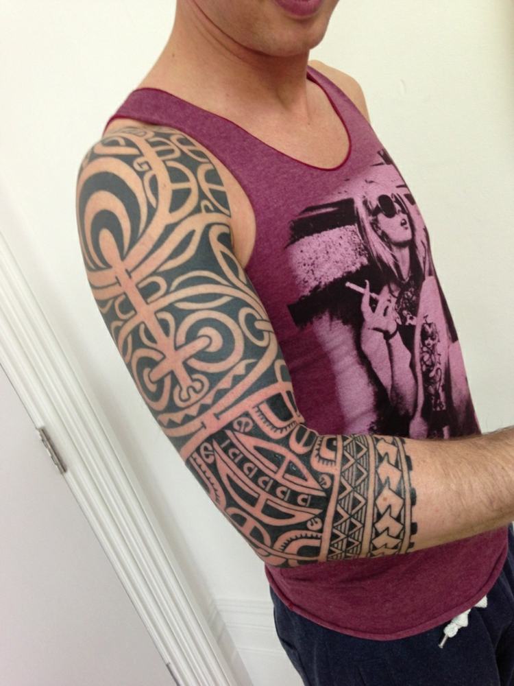 Tattoo-Oberarm-Tribal-Maori-Motive-Männer