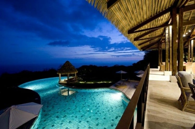 Terrassen-Swimming-Pool-mit-Blick-auf-Ozean-Holzveranda
