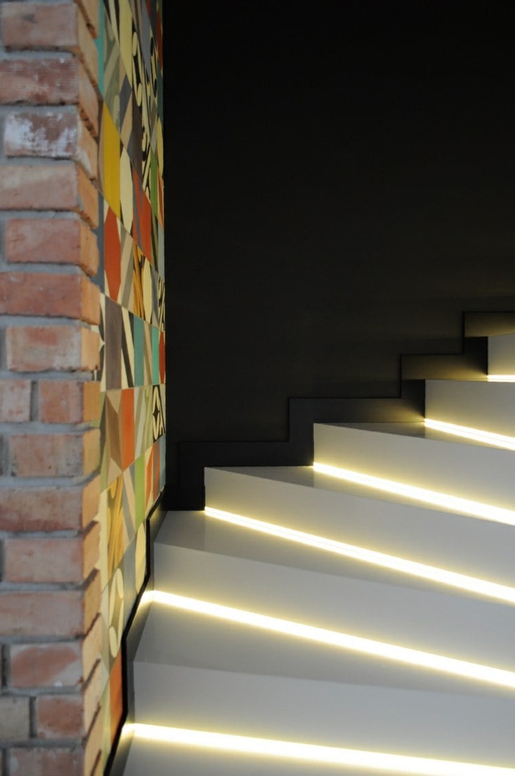 Treppenhaus-Beleuchtung-weiße-Farbe