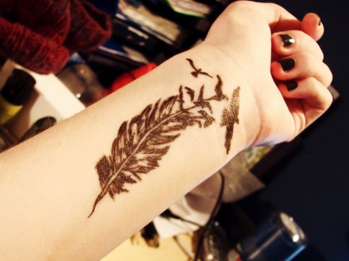 Unterarm-Ideen-Tattoo-mit-Federn-und-fliegenden-Vögeln-Tätowierungsdesign