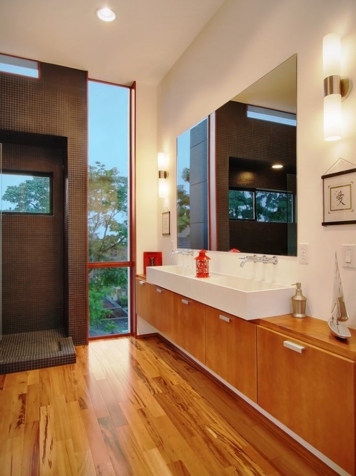 Waschbecken-mit-Unterschrank-modern-badezimmer-laminat-fußboden