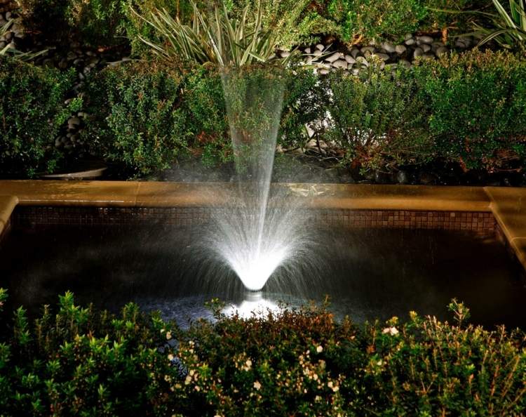 Wasserspiele-Garten-Brunnen-modern-Beleuchtung
