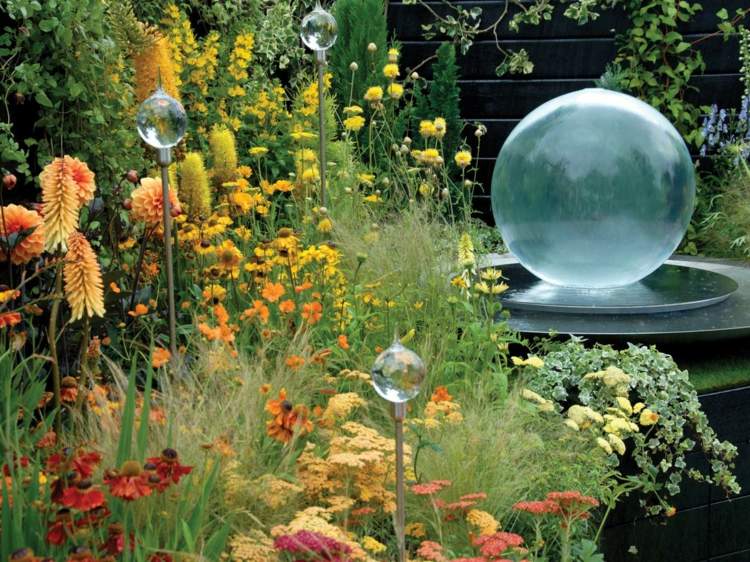 Wasserspiele-Garten-Ideen-Anlagen-Glaskugel