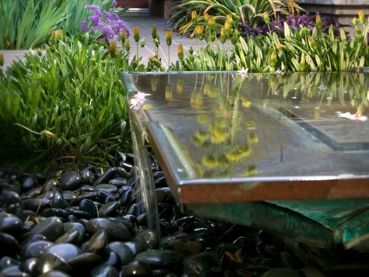 Wasserspiele-Garten-Waschbecken-Metall-Gestaltung-Ideen