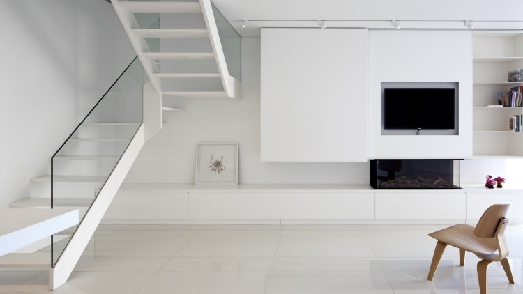 Weiße-Möbel-Wohnzimmer-Fernseher-Sideboard-Kamin