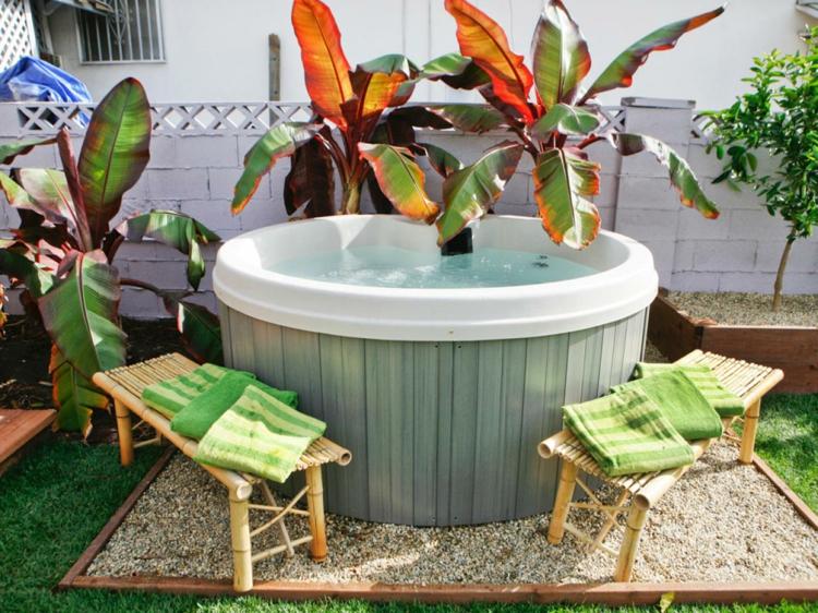 Whirlpool-Garten-Gestaltung-zwei-Bambus-Gartenbänke